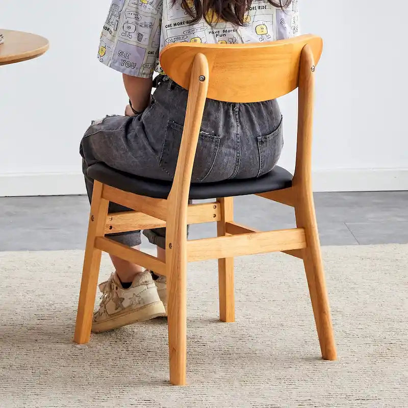 Chaise de salle à manger en bois massif avec dossier incurvé et coussin en PU.